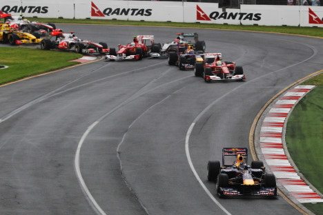 Vettel fik en flot start mens der var kontakt mellem Alonso og Schumacher i første sving